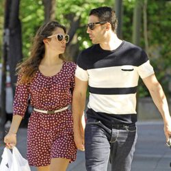 Blanca Suárez y Miguel Ángel Silvestre paseando cogidos de la mano por Madrid