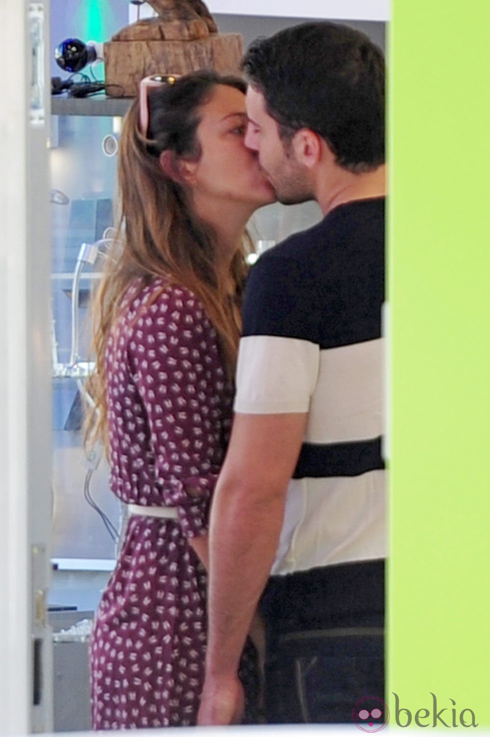 Blanca Suárez y Miguel Ángel Silvestre besándose durante un paseo por Madrid