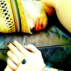Zyan Malik con las uñas pintadas mientras duerme