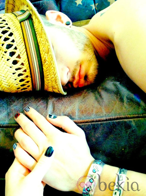 Zyan Malik con las uñas pintadas mientras duerme