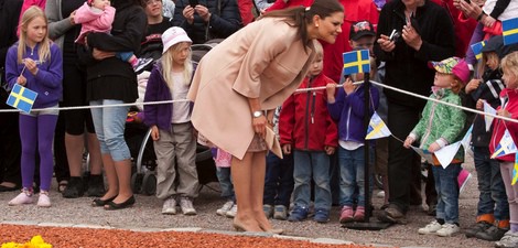 Victoria de Suecia saluda a unos niños en la inauguración de una exposición sobre la Princesa Estela