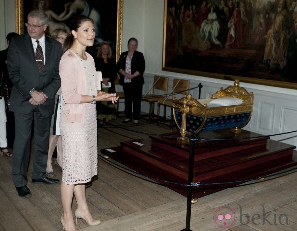 Victoria de Suecia inaugura una exposición sobre el bautizo de la Princesa Estela