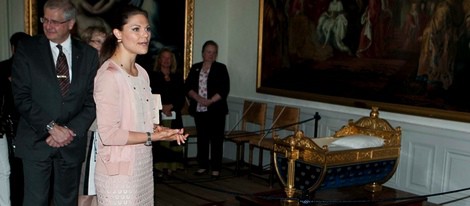 Victoria de Suecia inaugura una exposición sobre el bautizo de la Princesa Estela