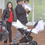Eduardo Cruz, su mujer y su hija visitan a Mónica Cruz y a su hija en la clínica Ruber