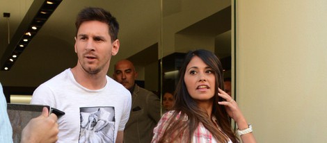 Leo Messi y Antonella Roccuzzo, de compras por Milán