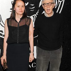 Woody Allen y Soon-Yi Previn en la presentación de una colección cápsula de Versace Versus