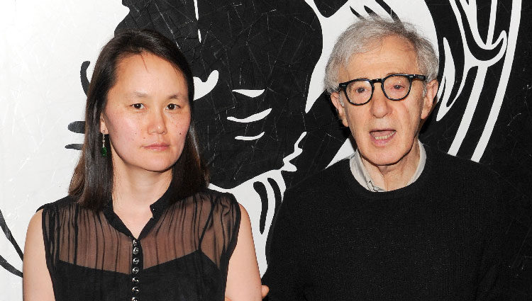 Woody Allen y Soon-Yi Previn en la presentación de una colección cápsula de Versace Versus