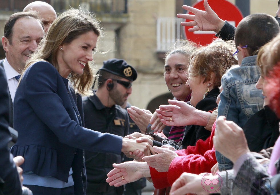 La Princesa Letizia saluda a lo ciudadanos en Haro