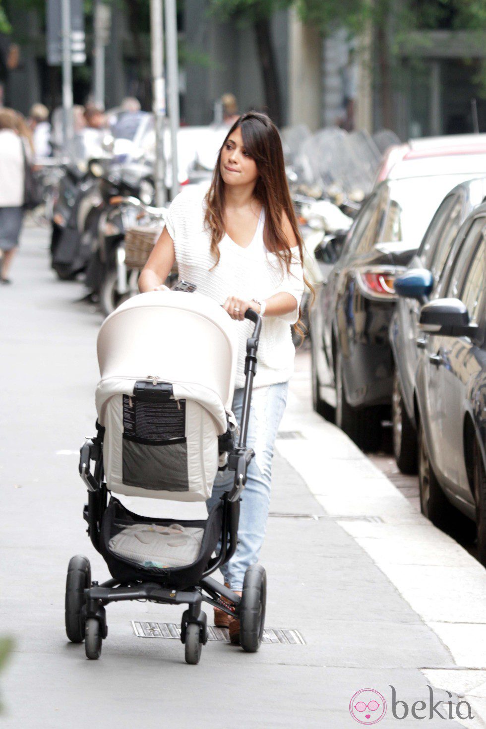 Antonella Roccuzzo paseando con su hijo Thiago Messi por Milán