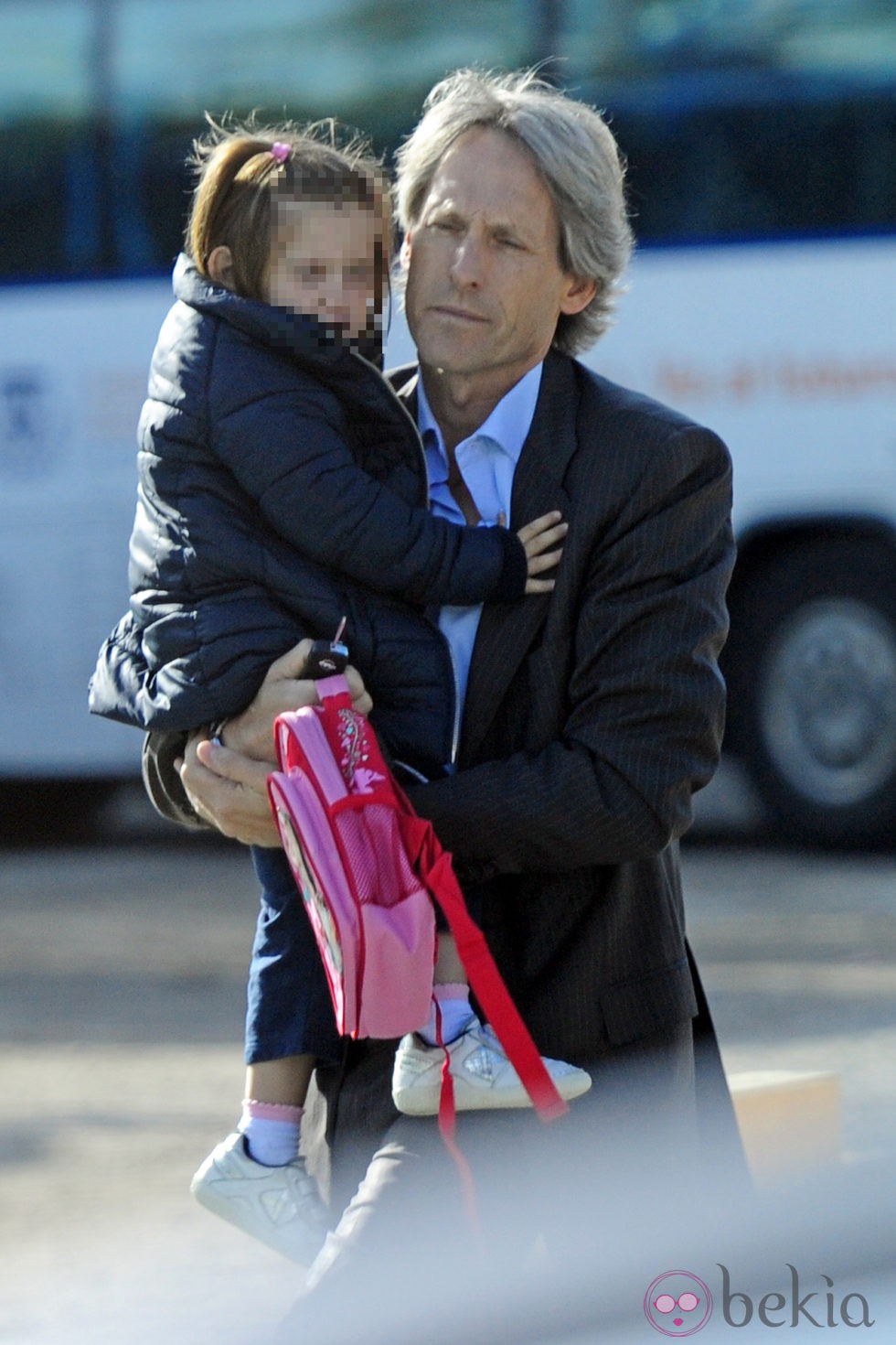 Marco Vriacella recoge a su hija Laura del colegio
