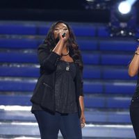 Candice Glover y Jennifer Hudson interpretando 'Inseparable' en la final de 'American Idol'