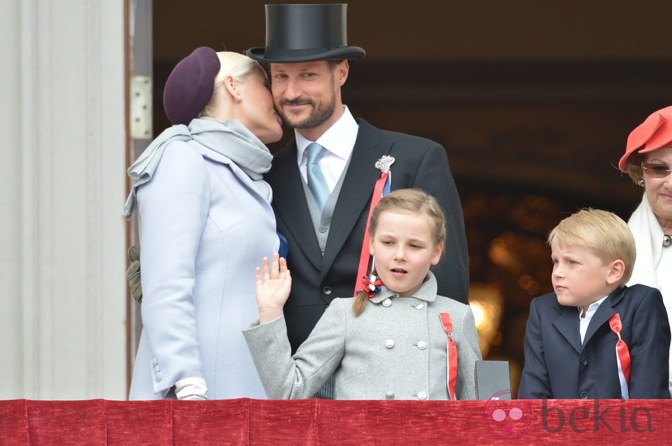 La Princesa Mette-Marit besa al Príncipe Haakon en el Día Nacional de Noruega 2013