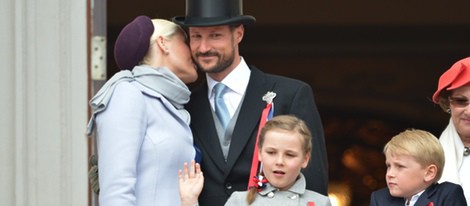 La Princesa Mette-Marit besa al Príncipe Haakon en el Día Nacional de Noruega 2013