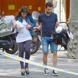 Cesc Fàbregas y Daniella Semaan con su hija Lia por las calles de Barcelona