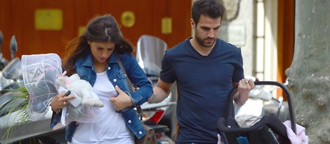 Cesc Fàbregas y Daniella Semaan con su hija Lia por las calles de Barcelona