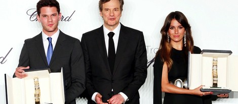 Jeremy Irvine, Colin Firth y Blanca Suárez en la entrega del Trofeo Chopard en Cannes 2013