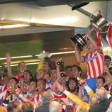 El capitán del Atlético de Madrid levanta la Copa del Rey 2013