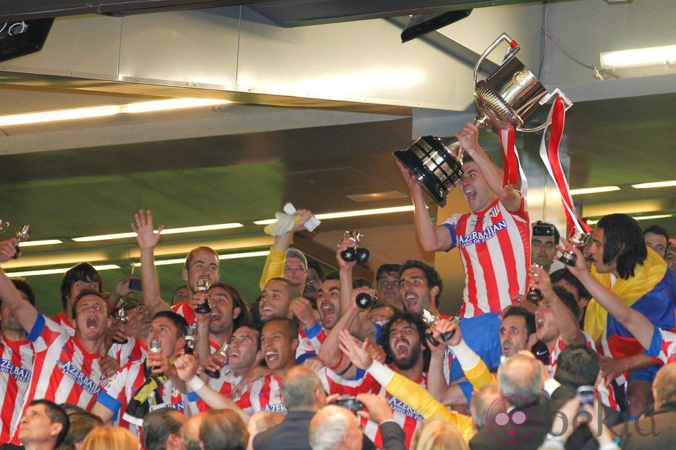 El capitán del Atlético de Madrid levanta la Copa del Rey 2013