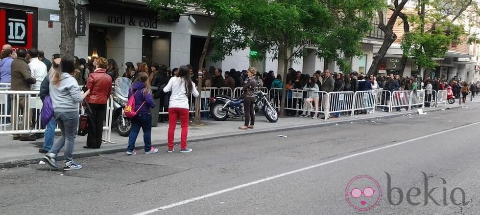 Los fans de One Direction se agolpan para entrar en la tienda de One Direction en Madrid