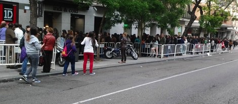 Los fans de One Direction se agolpan para entrar en la tienda de One Direction en Madrid