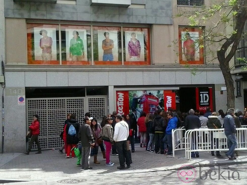 Entrada abarrotada de la tienda de One Direction en Madrid