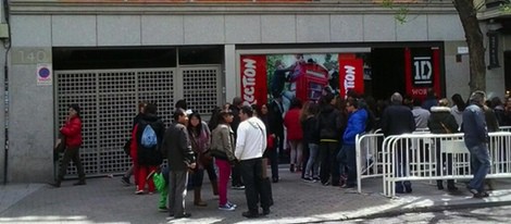 Entrada abarrotada de la tienda de One Direction en Madrid