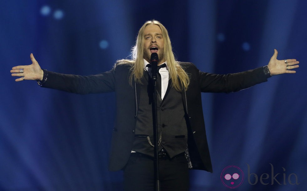 dEythor Ingi durante su actuación en el Festival de Eurovisión 2013