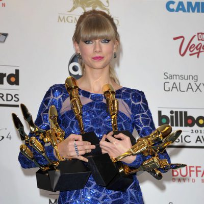 Taylor Swift posando con sus ocho Billboard Music Awards 2013