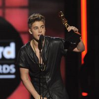 Justin Bieber recogiendo uno de sus Billboard Music Awards 2013