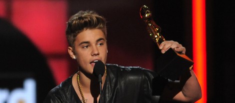 Justin Bieber recogiendo uno de sus Billboard Music Awards 2013