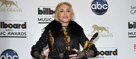 Madonna posando con sus Billboard Music Awards 2013
