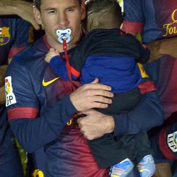 Leo Messi con su hijo Thiago celebrando el título de Liga 2013 del Barça