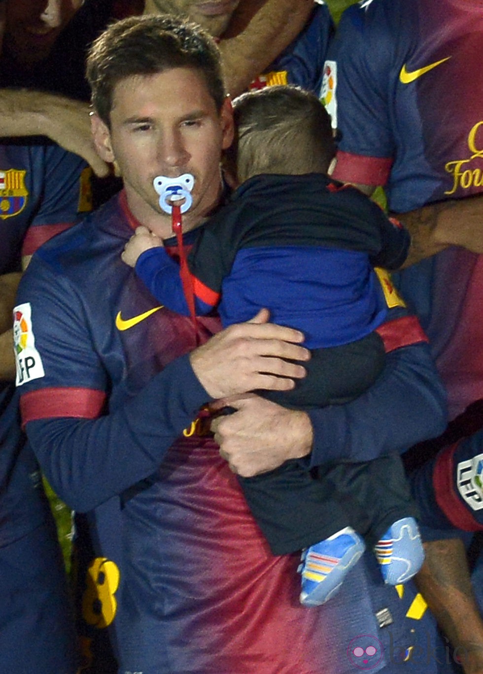 Leo Messi con su hijo Thiago celebrando el título de Liga 2013 del Barça