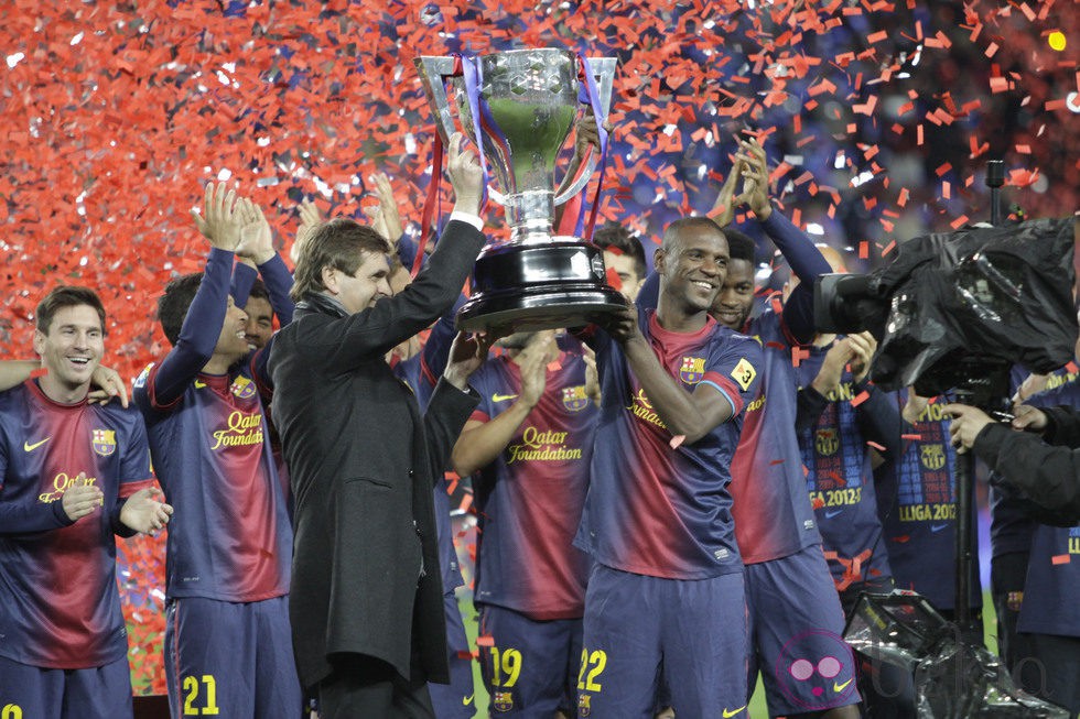 Tito Vilanova y Eric Abidal levantan la copa que acredita al Barça como campón de Liga 2013