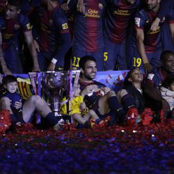 Leo Messi y Cesc Fábregas celebran con sus hijos Thiago y Lia el título de Liga 2013