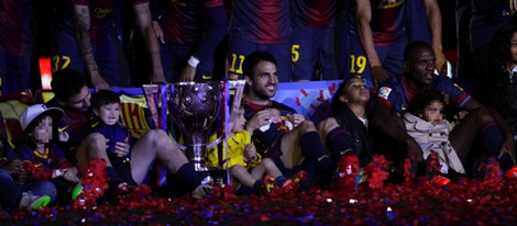 Leo Messi y Cesc Fábregas celebran con sus hijos Thiago y Lia el título de Liga 2013