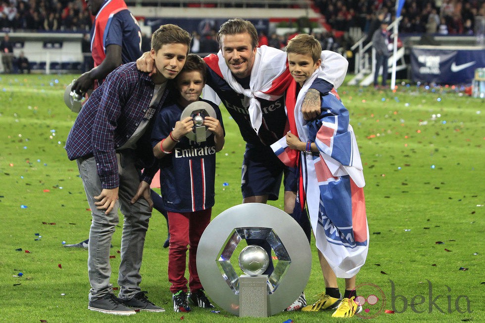 David Beckham posando con sus hijos Brooklyn, Romeo y Cruz el día de su retirada