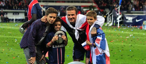 David Beckham posando con sus hijos Brooklyn, Romeo y Cruz el día de su retirada