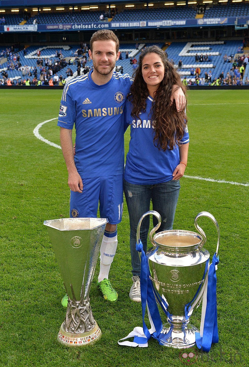Juan Mata celebra con su novia Lorena la victoria del Chelsea en la Europa League