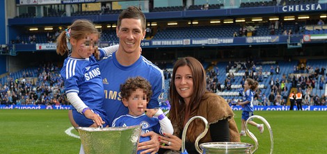 Fernando Torres celebra la victoria del Chelsea en la UEFA con Olalla Domínguez, Nora y Leo