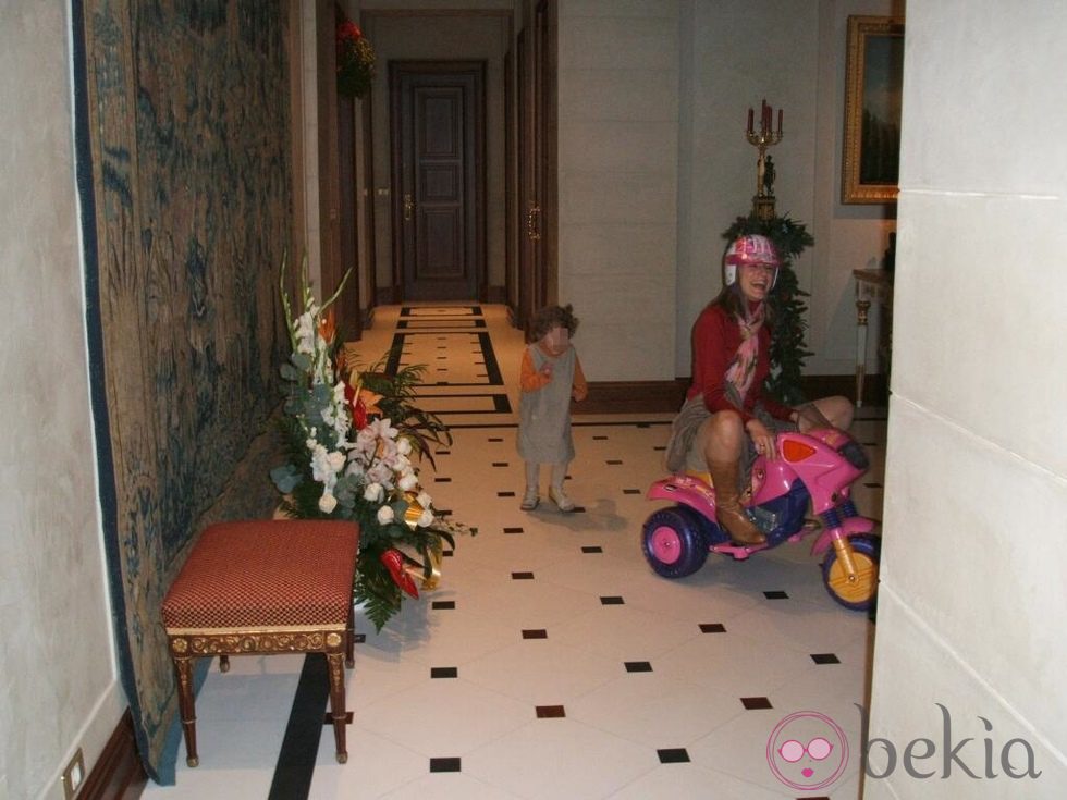 La Princesa Letizia montada en un triciclo y perseguida por su sobrina Carla