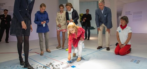 La Princesa Isabel y Felipe de Bélgica durante su visita a una exposición en Bruselas