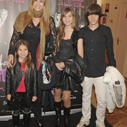 Loreto Valverde con sus hijos y su sobrino en el estreno de '¿Hacemos un trío?'