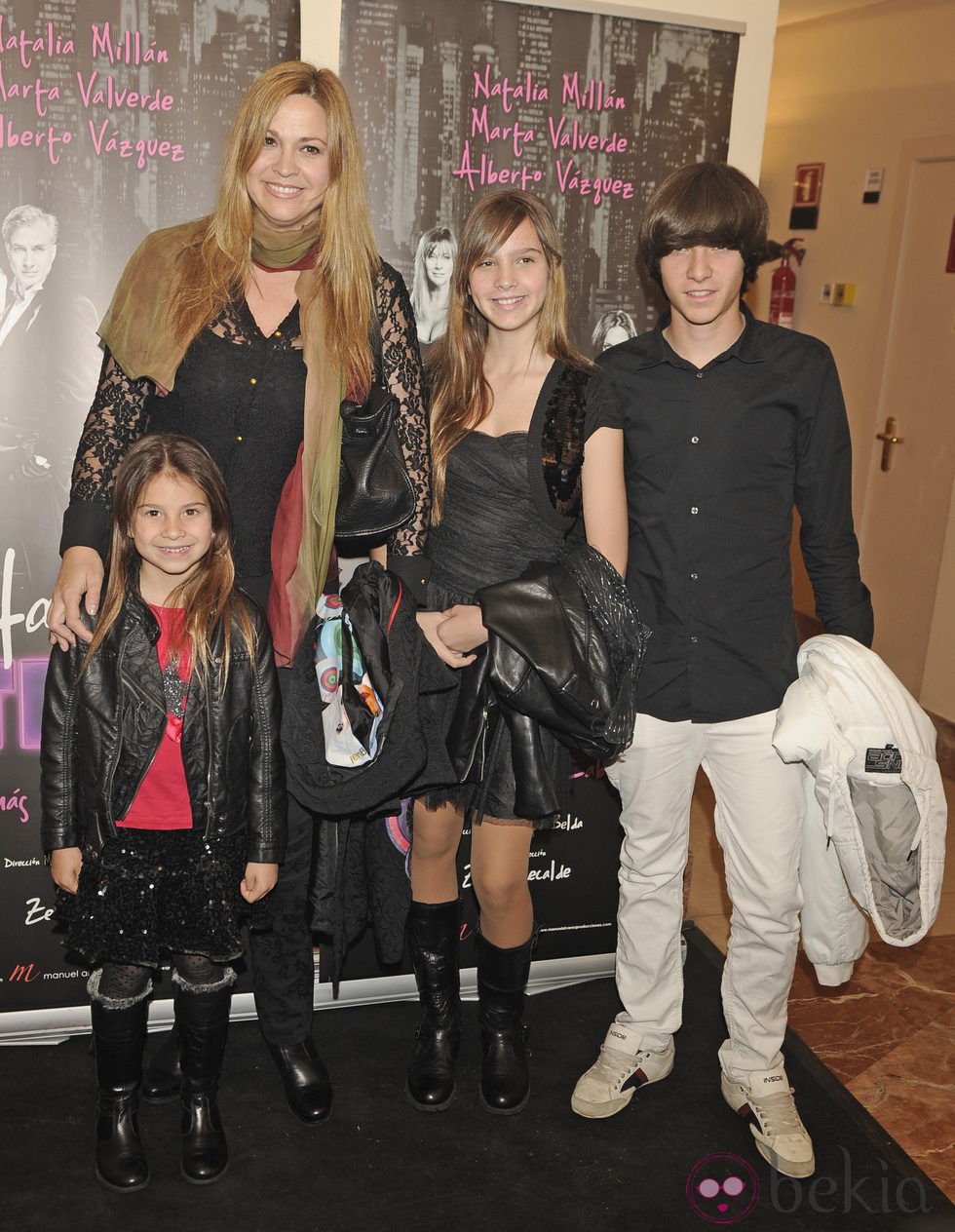 Loreto Valverde con sus hijos y su sobrino en el estreno de '¿Hacemos un trío?'
