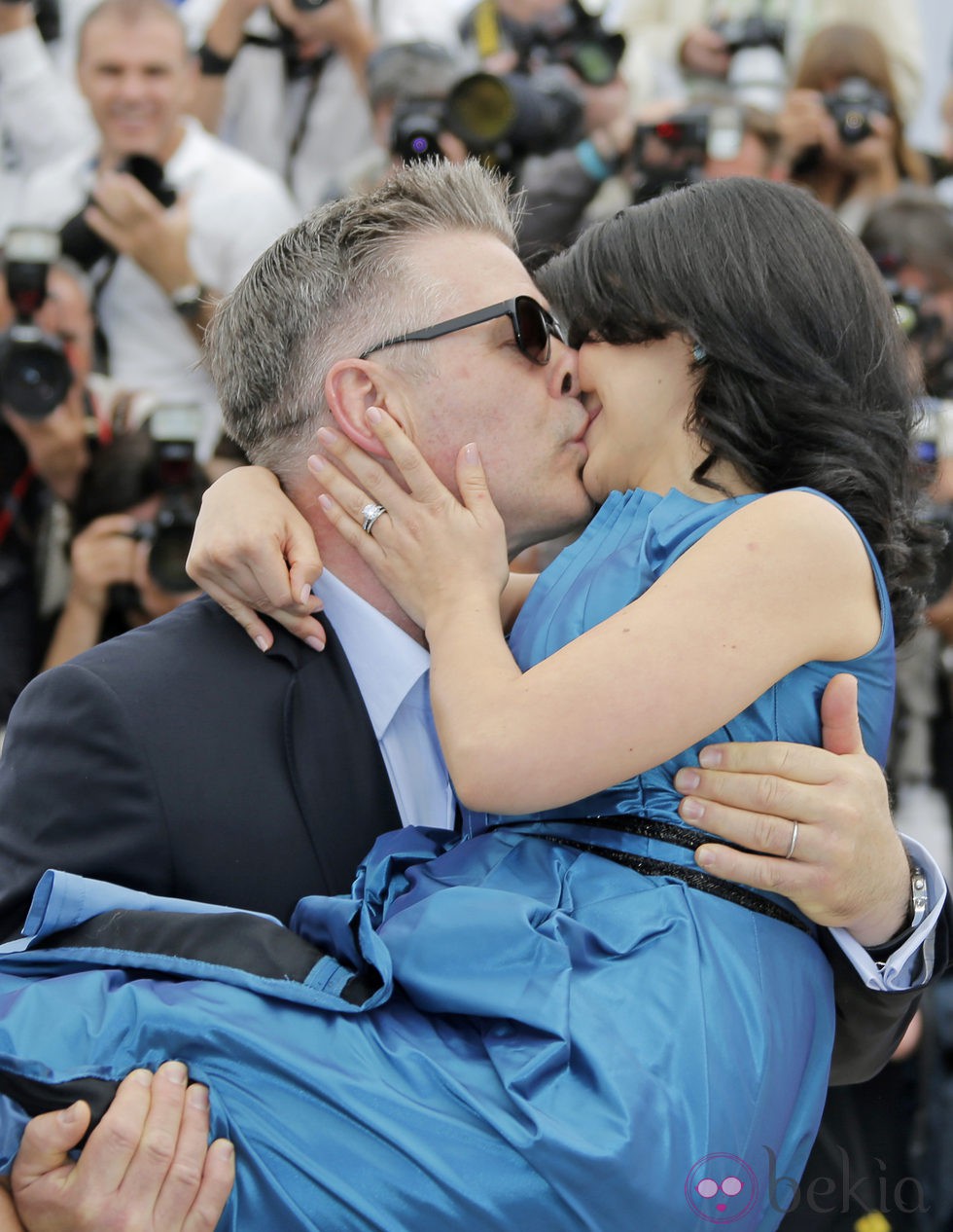 Alec Baldwin besa a Hilaria Thomas en el Festival de Cannes 2013
