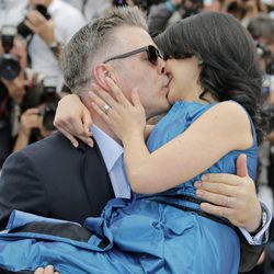 Alec Baldwin besa a Hilaria Thomas en el Festival de Cannes 2013