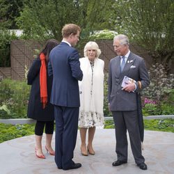 El Príncipe Harry con el Príncipe Carlos y la Duquesa de Cornualles en la Chelsea Flower Show