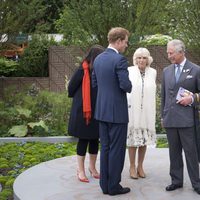 El Príncipe Harry con el Príncipe Carlos y la Duquesa de Cornualles en la Chelsea Flower Show