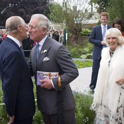 El Príncipe Carlos besa al Duque de Edimburgo junto a Camilla Parker en la Chelsea Flower Show 2013