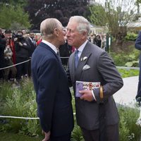 El Príncipe Carlos besa al Duque de Edimburgo junto a Camilla Parker en la Chelsea Flower Show 2013